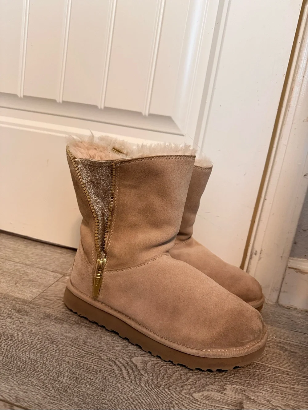 UGG Classic Short Sparkle Zip Boots – Women’s Size 7